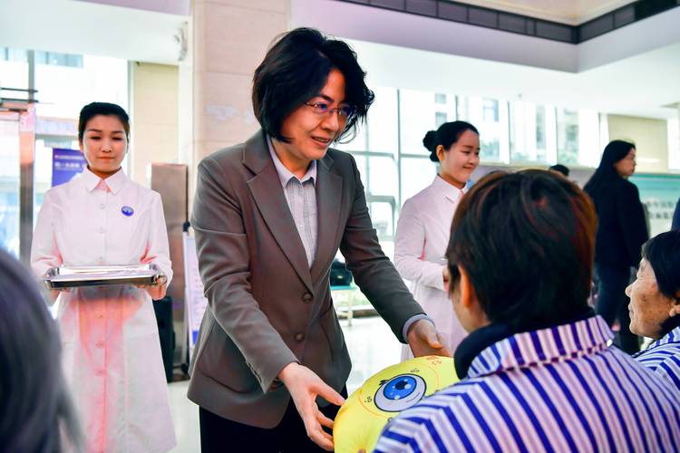 郑州武警医院与二院对比，哪家治老年白内障技术更胜一筹？